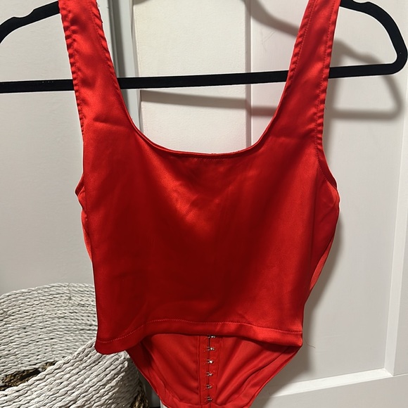 Red corset - Picture 3 of 3